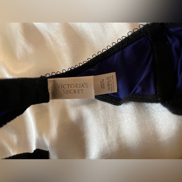 Victoria’s Secret Garter belt color: navy with stones size: M/L new w/o tags - Picture 3 of 4